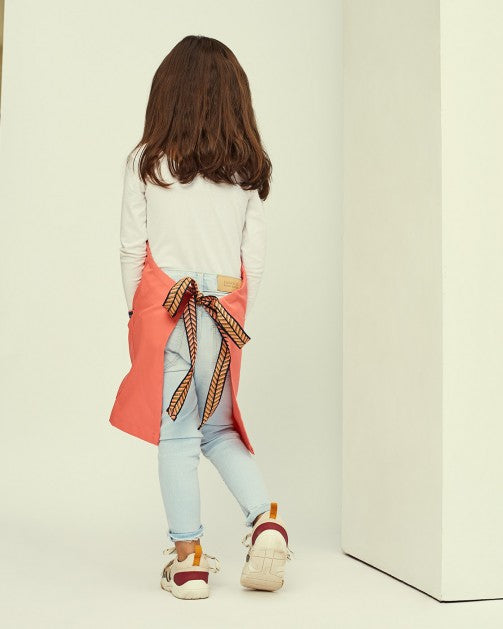 مئزر مرجاني للأطفال من لوتشو ڤيرسو / Lucio Verso Coral Kids Apron