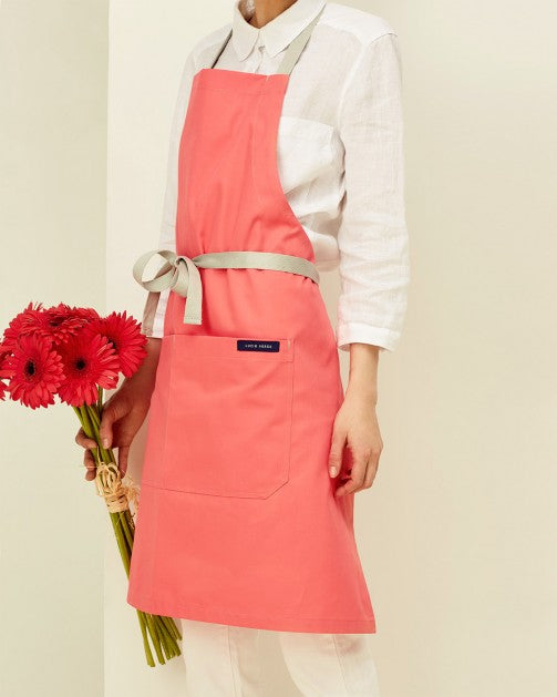 Lucio Verso Coral Classic Apron / مئزر كلاسيكي مرجاني من لوتشو ڤيرسو