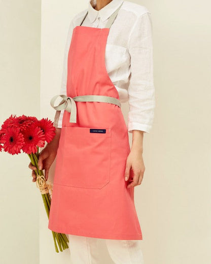 Lucio Verso Coral Classic Apron / مئزر كلاسيكي مرجاني من لوتشو ڤيرسو