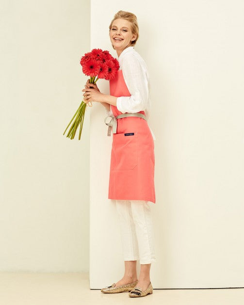 Lucio Verso Coral Classic Apron / مئزر كلاسيكي مرجاني من لوتشو ڤيرسو